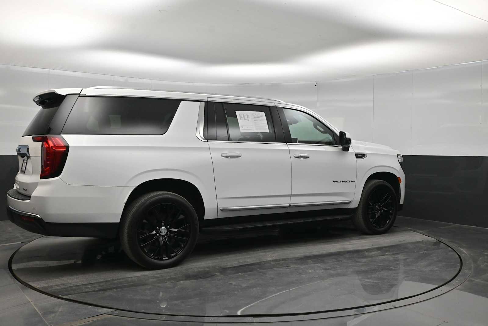 Used 2022 GMC Yukon XL SLT w/ SLT Premium Package AWD/4WD image 8