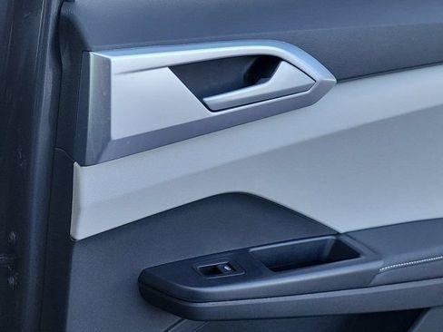Certified 2025 Volkswagen Taos SE FWD image 7