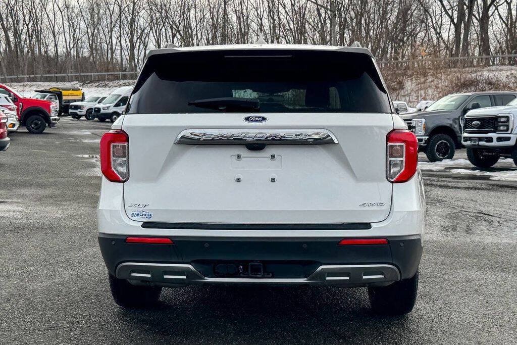 Used 2022 Ford Explorer XLT w/ Equipment Group 202A AWD/4WD image 4