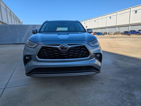 Used 2022 Toyota Highlander Platinum image 2