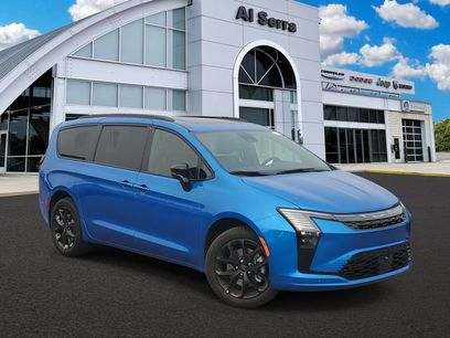 New 2027 Chrysler Pacifica Limited w/ Family Tech Group