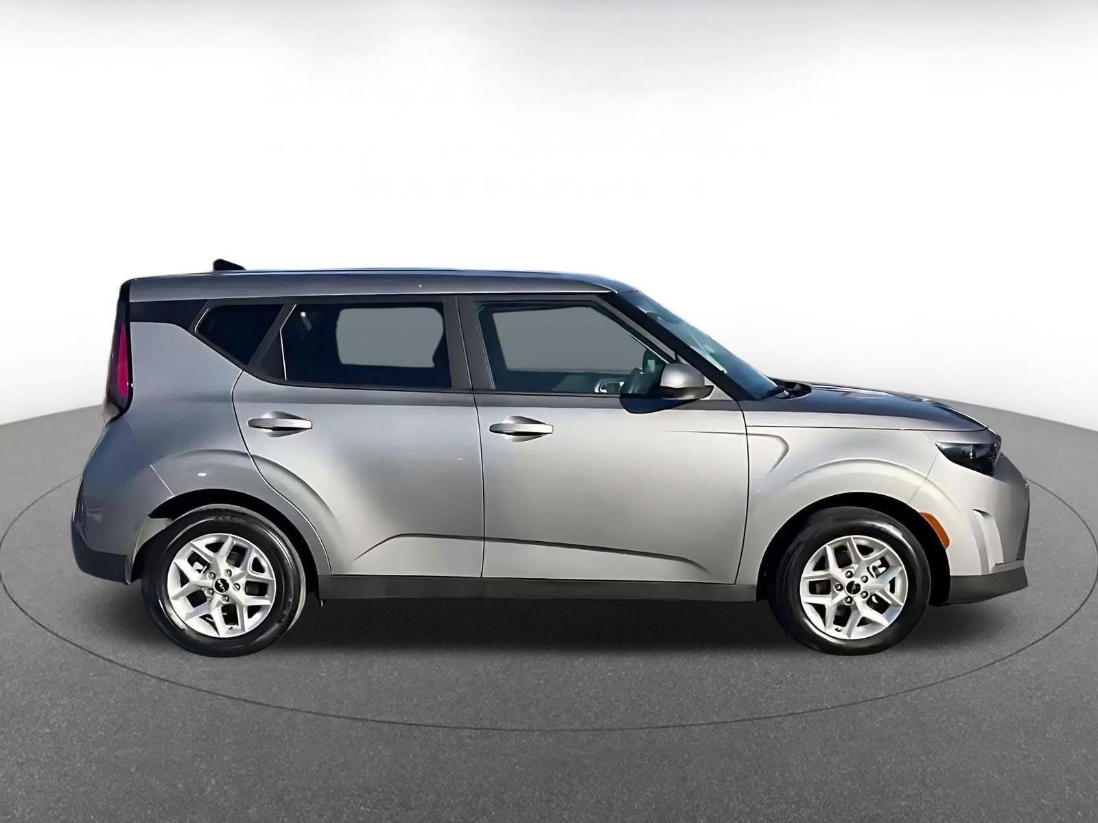 Used 2025 Kia Soul LX w/ LX Technology Package FWD image 15