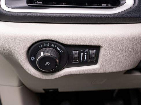 Used 2023 Chrysler Pacifica Touring-L FWD image 29