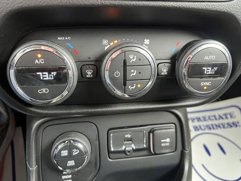 Used 2017 Jeep Renegade Trailhawk AWD/4WD image 17