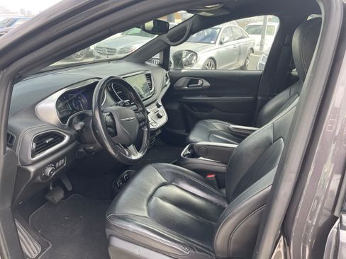 Used 2021 Chrysler Pacifica Touring-L w/ Uconnect Theater Family Group FWD image 6