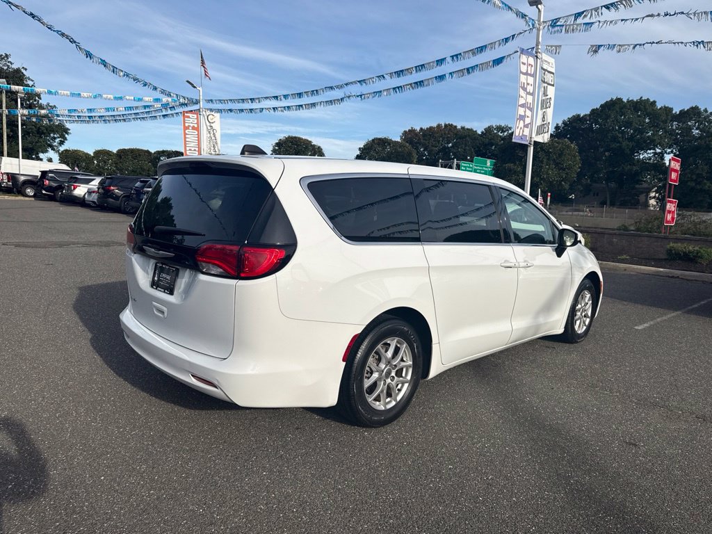 Used 2023 Chrysler Voyager LX FWD image 5