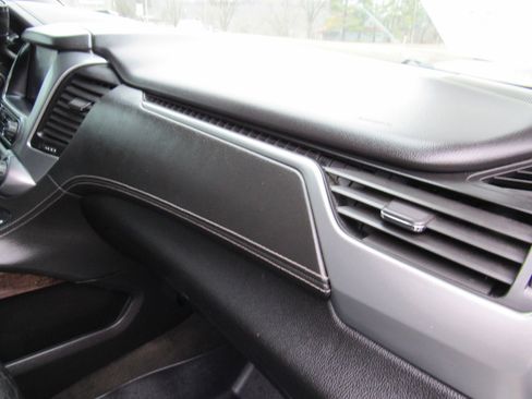 Used 2017 Chevrolet Suburban LT image 35