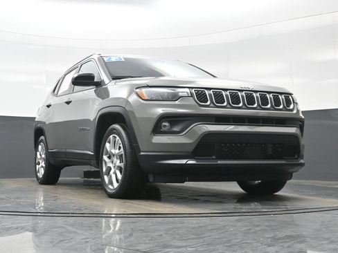 Used 2023 Jeep Compass Latitude image 31