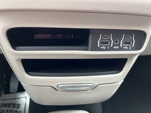 Certified 2024 Chrysler Pacifica Touring-L image 30
