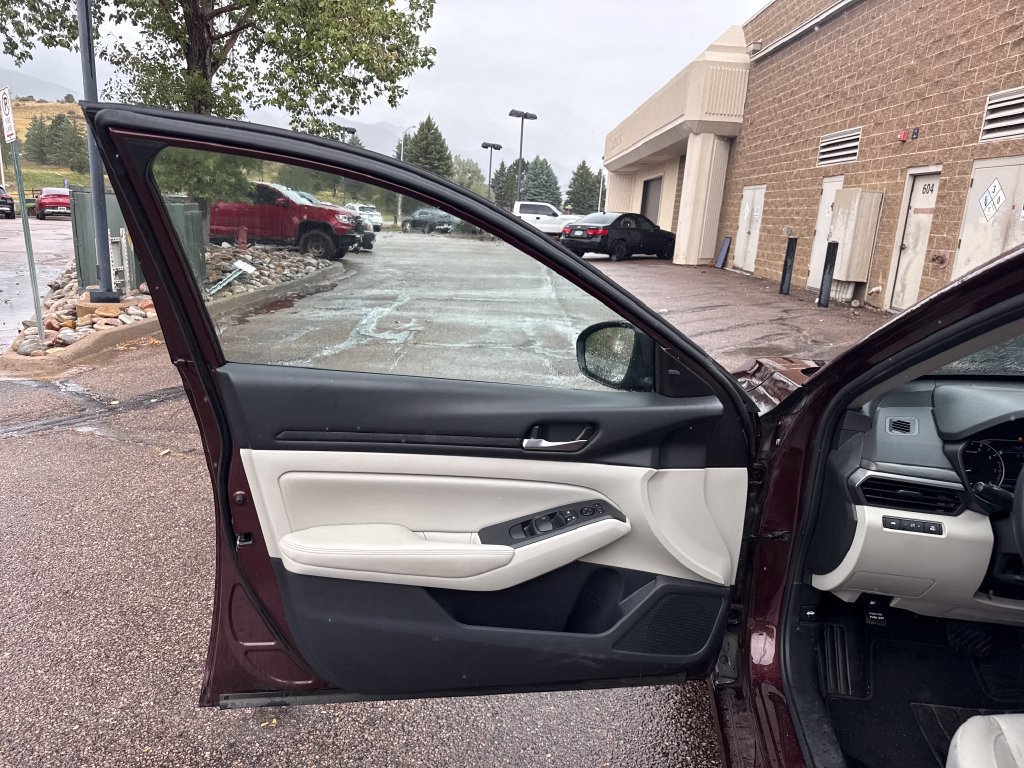 Used 2025 Nissan Altima 2.5 SV FWD image 10