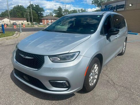 Used 2026 Chrysler Pacifica Select FWD image 1