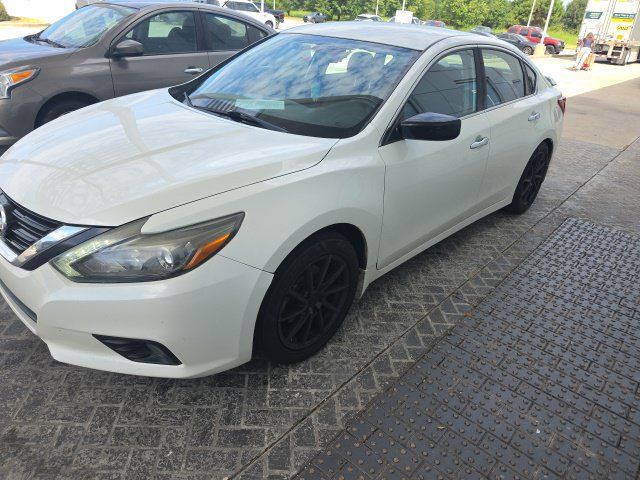 Used 2017 Nissan Altima 2.5 SR w/ Midnight Edition Package FWD image 2
