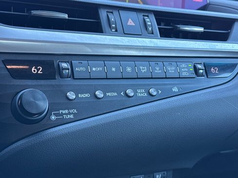 Used 2020 Lexus ES 300h w/ Premium Package image 24