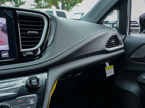 New 2026 Chrysler Pacifica Select image 27