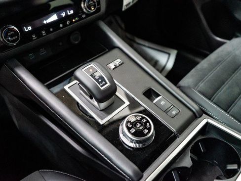 New 2025 Mitsubishi Outlander SE image 9