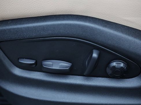 Certified 2025 Porsche Cayenne w/ Premium Package Plus image 25