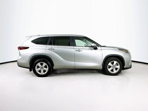 Used 2024 Toyota Highlander LE image 10