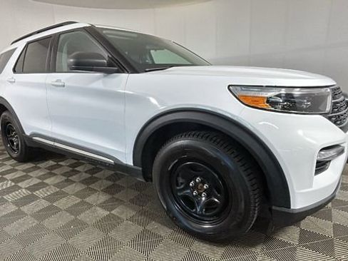 Used 2022 Ford Explorer XLT AWD/4WD image 2