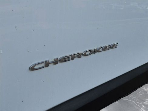 Used 2019 Jeep Cherokee Limited image 10