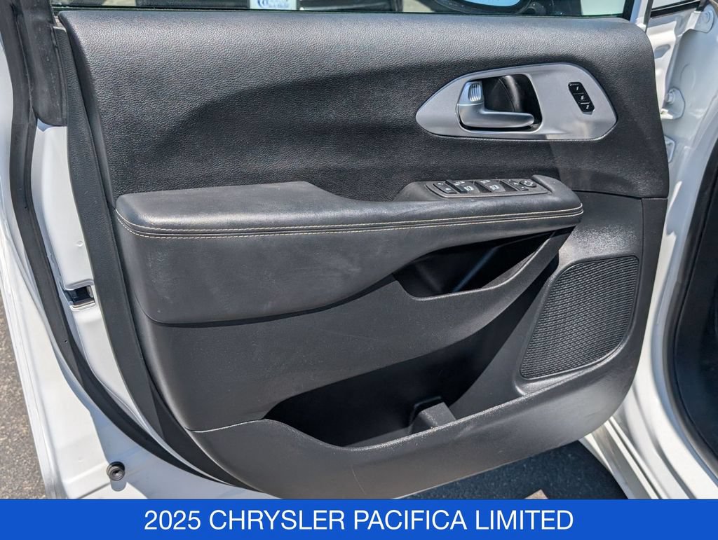 Used 2025 Chrysler Pacifica Limited FWD image 11