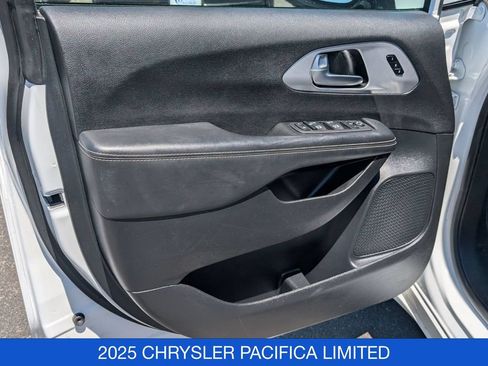 Used 2025 Chrysler Pacifica Limited FWD image 11