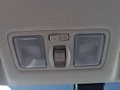 Used 2025 Hyundai Venue SEL image 31