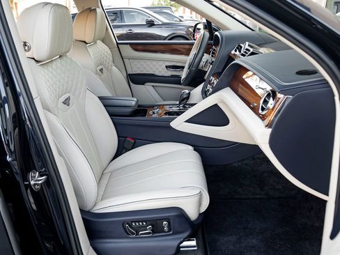 Used 2023 Bentley Bentayga AWD/4WD image 31