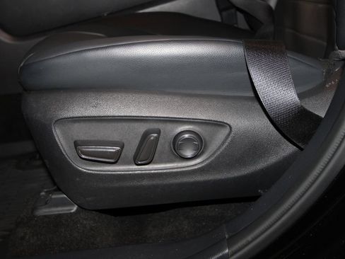 Used 2025 Toyota Highlander XLE AWD/4WD image 7