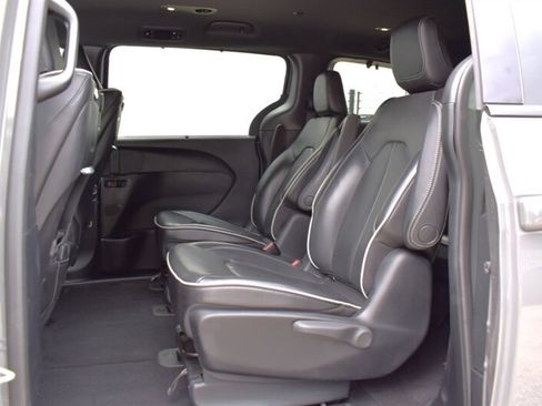 Used 2020 Chrysler Pacifica Limited w/ S Appearance Package FWD image 28