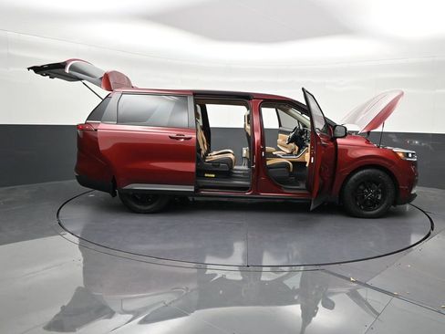 Used 2023 Kia Carnival LX w/ Paint Protection Package FWD image 33
