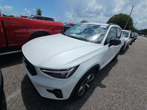 Used 2026 Volvo XC40 B5 Plus AWD/4WD image 1