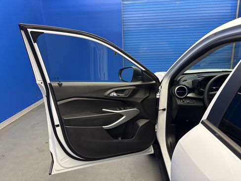 Used 2024 Chevrolet Trax LS image 9