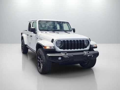 Used 2025 Jeep Gladiator Sport AWD/4WD image 3