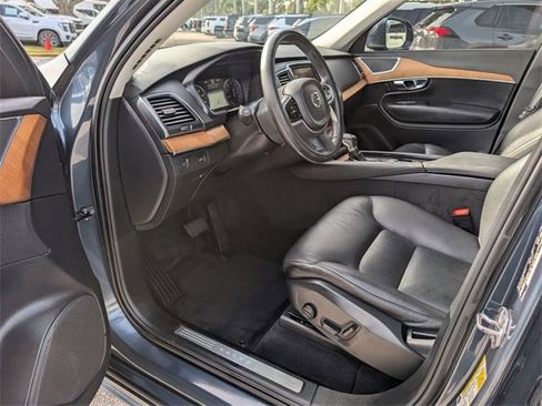 Used 2022 Volvo XC90 T5 Momentum w/ Climate Package image 7