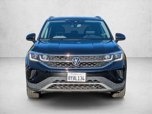 Certified 2022 Volkswagen Taos SEL w/ Panoramic Sunroof Package image 2