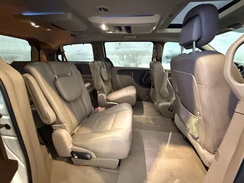 Used 2016 Chrysler Town & Country Touring-L image 20