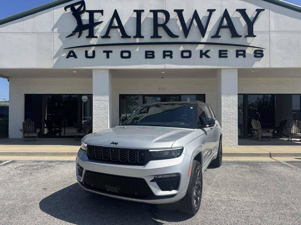 Used 2025 Jeep Grand Cherokee Summit AWD/4WD image 40