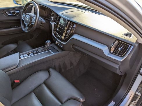 Used 2019 Volvo XC60 T5 Momentum w/ Premium Package image 21