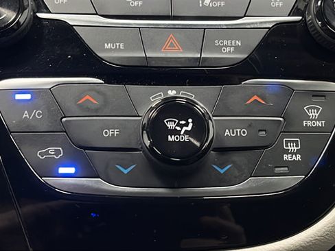 Used 2024 Chrysler Pacifica Touring-L FWD image 17