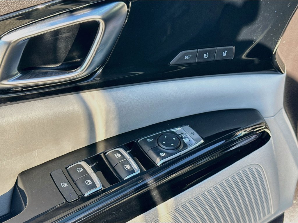 Certified 2024 Kia Carnival SX FWD image 21