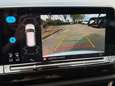 Used 2025 Volkswagen Atlas SE image 13