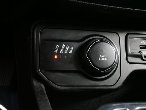 Used 2019 Jeep Renegade Latitude w/ Cold Weather Group image 21