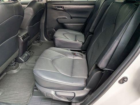 Certified 2024 Toyota Highlander Limited FWD image 28