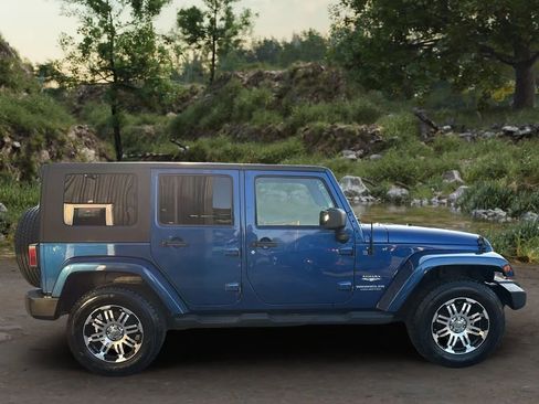 Used 2009 Jeep Wrangler Unlimited Sahara w/ Dual Top Group image 4
