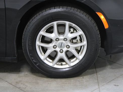 Used 2024 Chrysler Pacifica Touring-L image 13