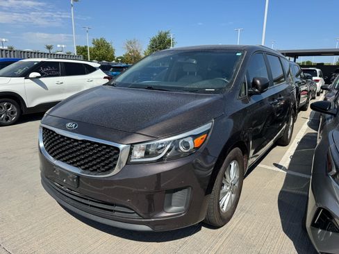 Used 2016 Kia Sedona LX w/ Option Group 020 FWD image 2