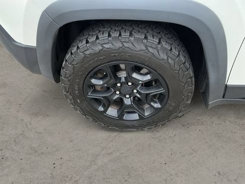 Used 2019 Jeep Cherokee Trailhawk w/ Comfort & Convenience Group AWD/4WD image 9