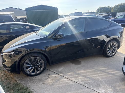 Used 2026 Tesla Model Y Long Range AWD/4WD image 2