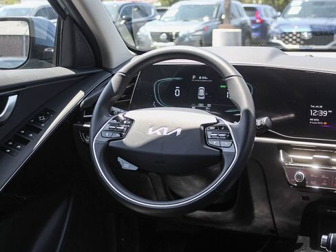 Used 2025 Kia Niro EX FWD image 19