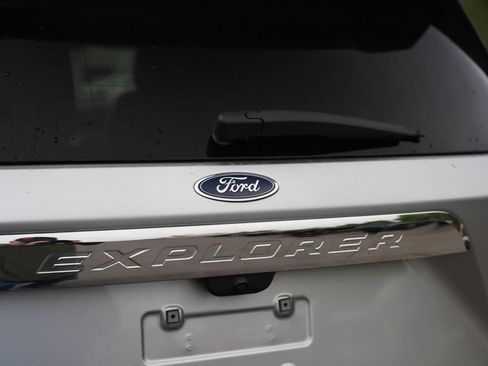 Used 2023 Ford Explorer XLT w/ Equipment Group 202A AWD/4WD image 31